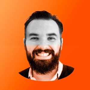 Um homem com barba sorrindo em um fundo laranja.