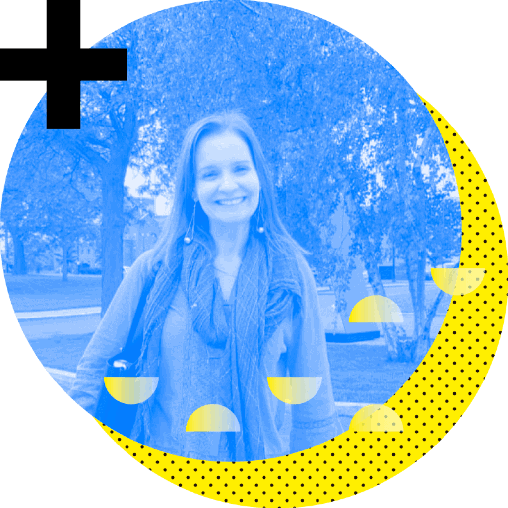 A imagem de uma mulher sorrindo em frente a um círculo amarelo e azul.
