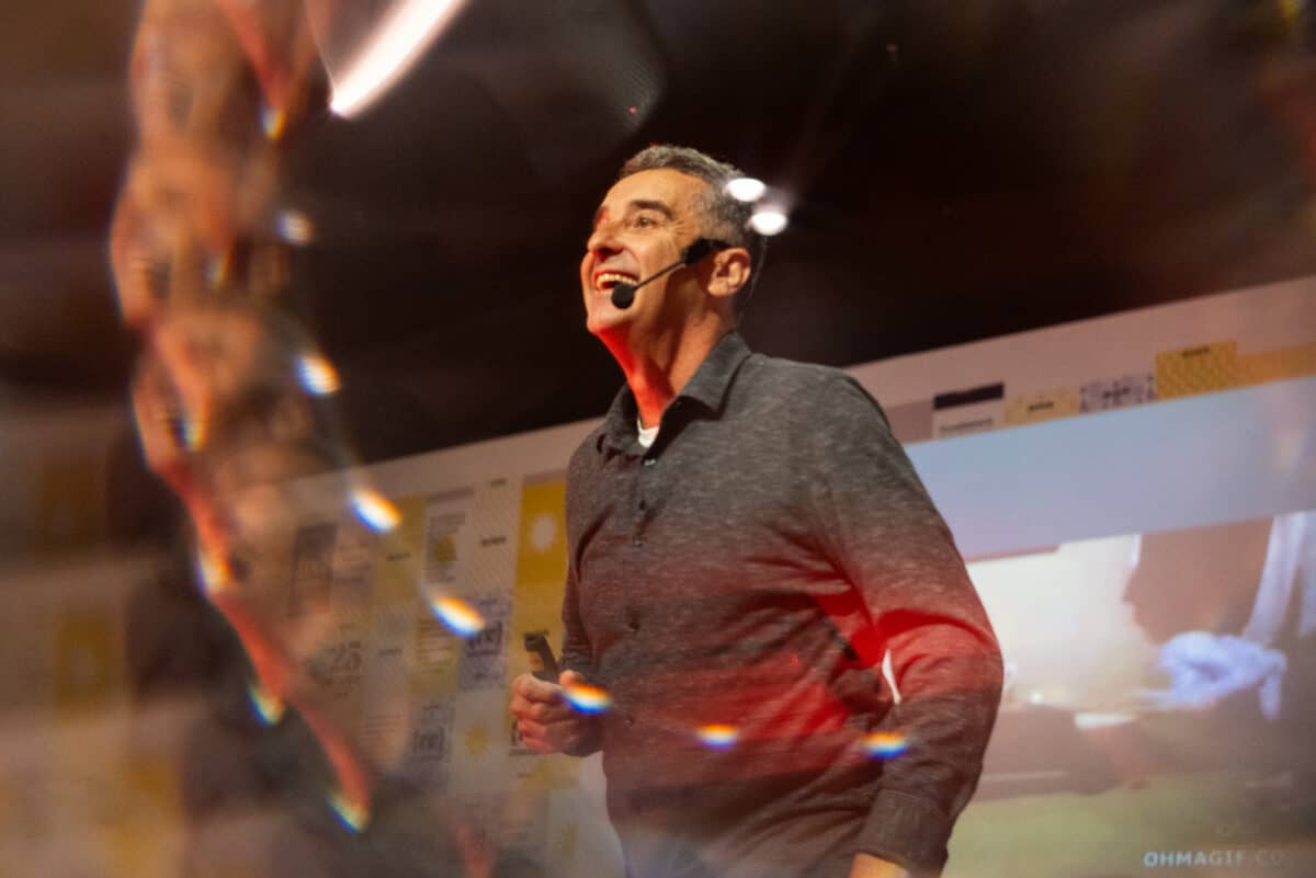 Um homem parado na frente de uma bolha com um microfone.